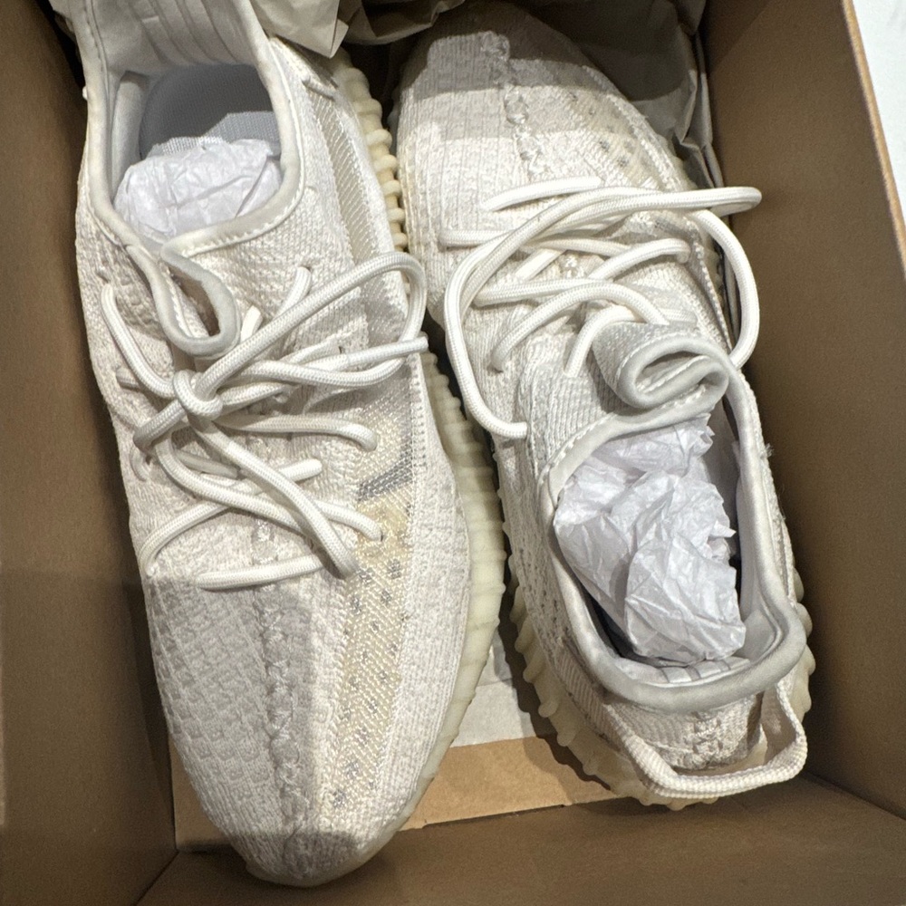 Yeezy 350 v2 in bone